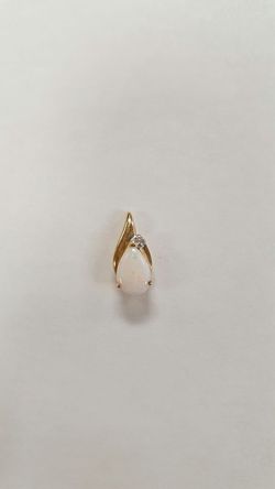 14k Gold Opal Pendant