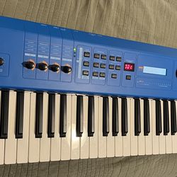 Yamaha 61 Key Electric Synthesizer - Blue (MX61