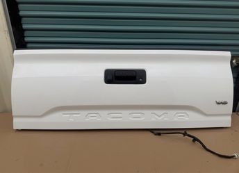 Toyota Tacoma Tailgate White V6