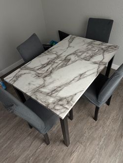 Almost new Dining table  perfect for apartments