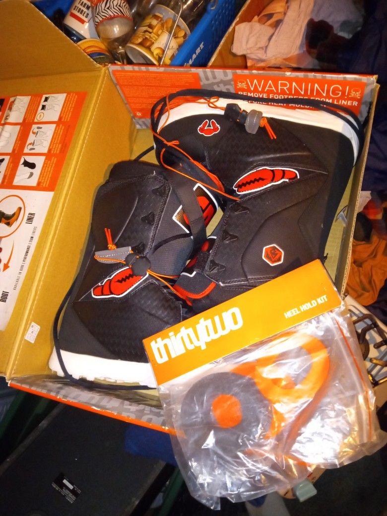 SIZE 9 SNOW BOOTS BRAND NEW