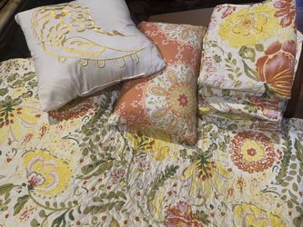 6 Pc King Size Quilt, Bedskirt & Shams