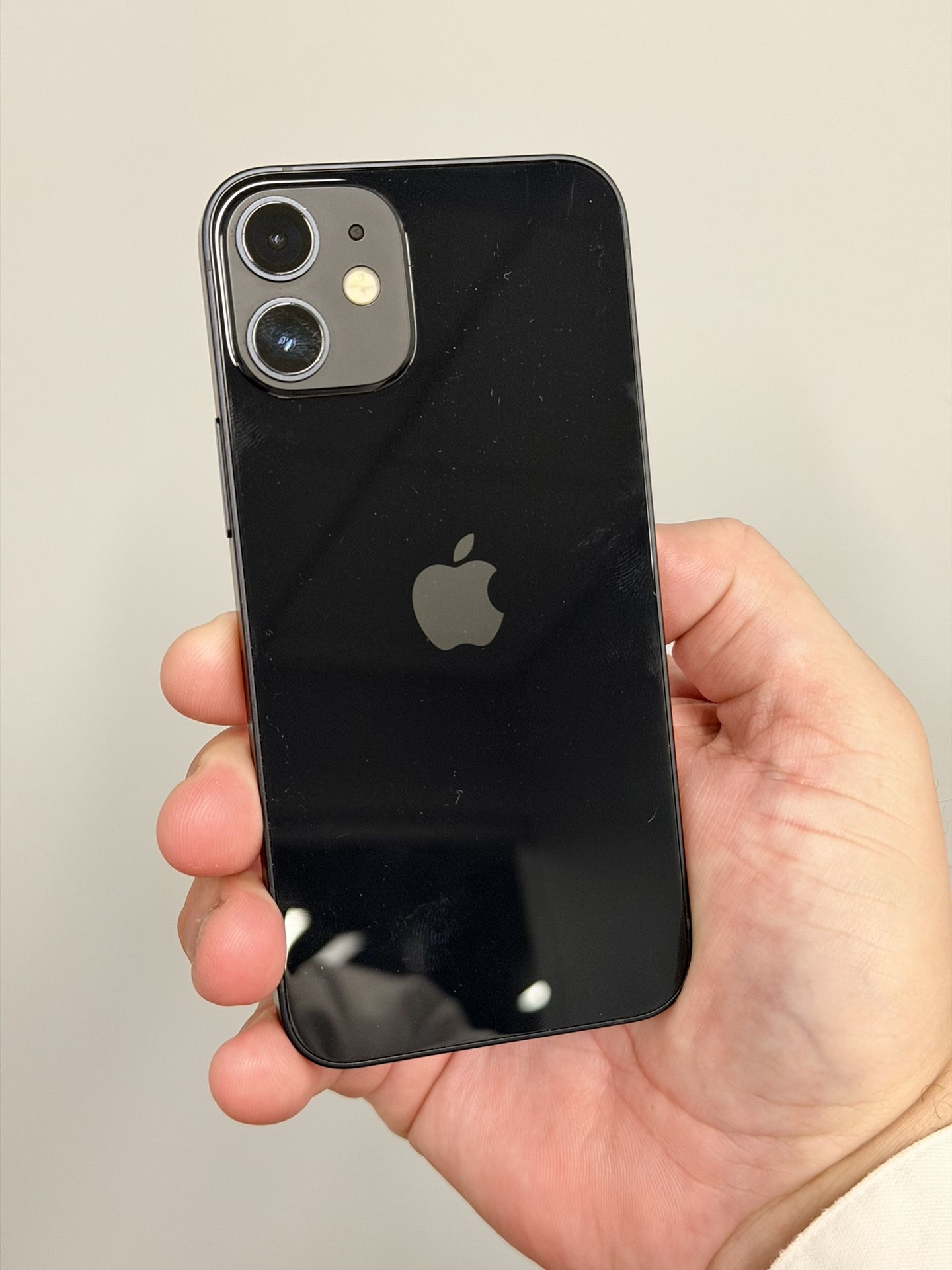 IPhone 12 Mini 64 GB,  Amazing  Condition!.  UNLOCKED use any carrier.  Hablo Espanol.    