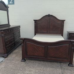 Queen Size Bedroom Set With Boxspring Good Condition 