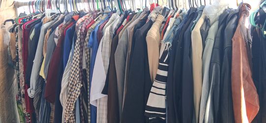 Lot of name brand clothes. This needs to go in a few days where I'm going to have to donate it