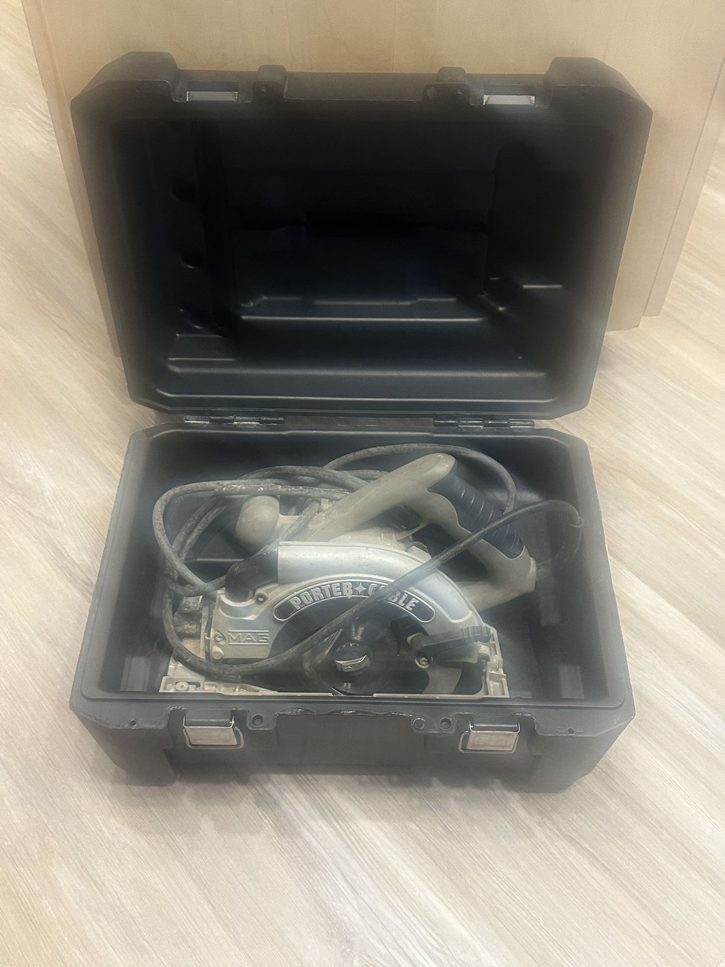 Porter Cable 7 1/4” 20 Volt Circular saw w/case