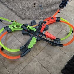 Hot Wheels Colossal Crash Race Track Set With Free Hot Wheels Bulk