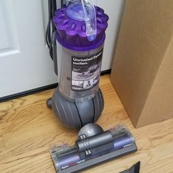 NEW cond DYSON. CINITIC , ANIMAL BIG BALL VACUUM WITH COMPLETE ATTACHMENTS  , AMAZING POWER SUCTION  , WORKS EXCELLENT  , IN THE BOX 