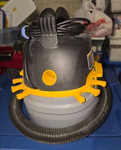 Wet/Dry Shop Vacuum with Hose