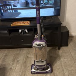 Shark vacuum powered lift away DLX