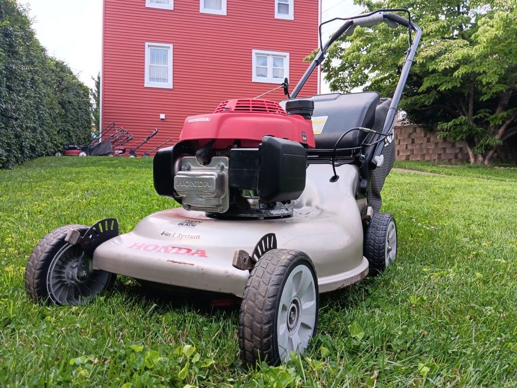Honda HRR216 21" 3-in-1 Lawn Mower w/ Smart Drive Self-Propel