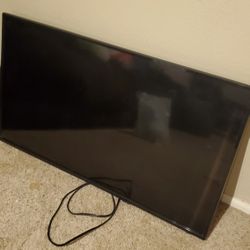 40" Insignia TV