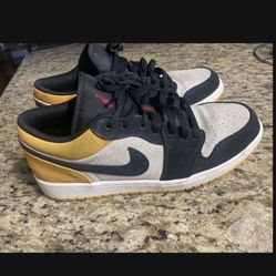 Jordan 1 Low Sail University Gold Black  very light used