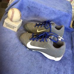 Nike Youth Baseball Cleats Size 2Y