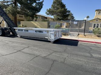 Dumpsters / Dompes / container for junk