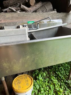 Commercial sink