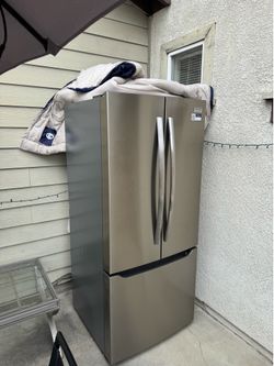 Like new Frigidaire Gallery French Door 20 cu ft refrigerator