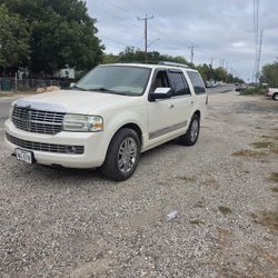 Lincoln Navigator Full-Size SUV