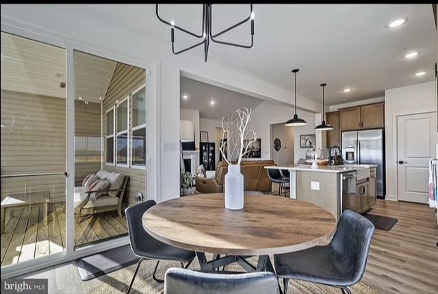 AMISCO TABLE & 4 CHAIRS