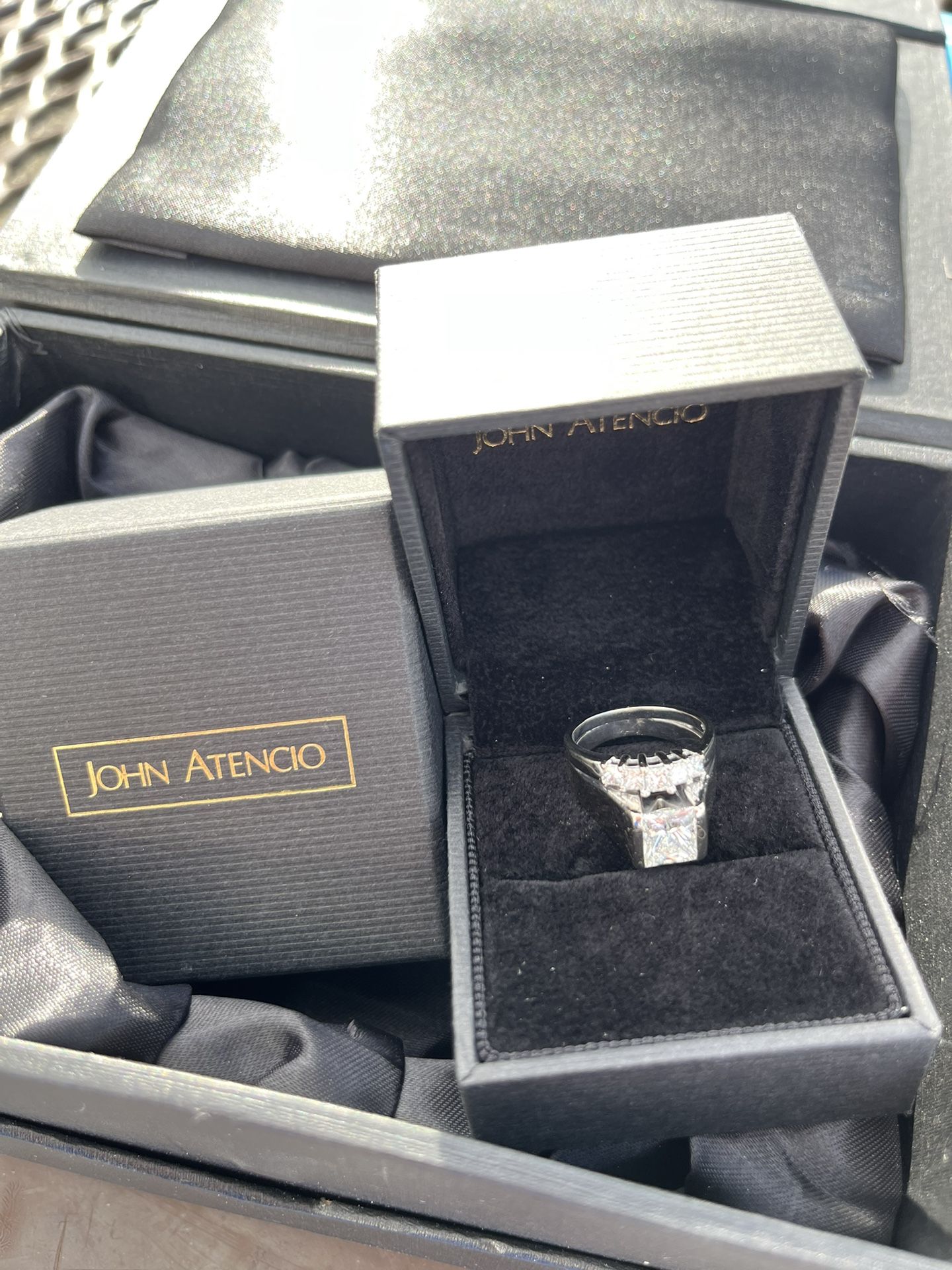 Princess cut Natural 2.25 Ct Total Weight. Set In 18 Ct Gold