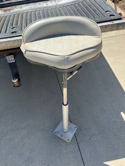 Adjustable pedestal boat seat