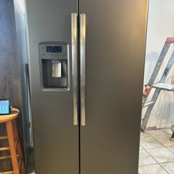 GE Side By Side Fingerprint Resistant Refrigerator 