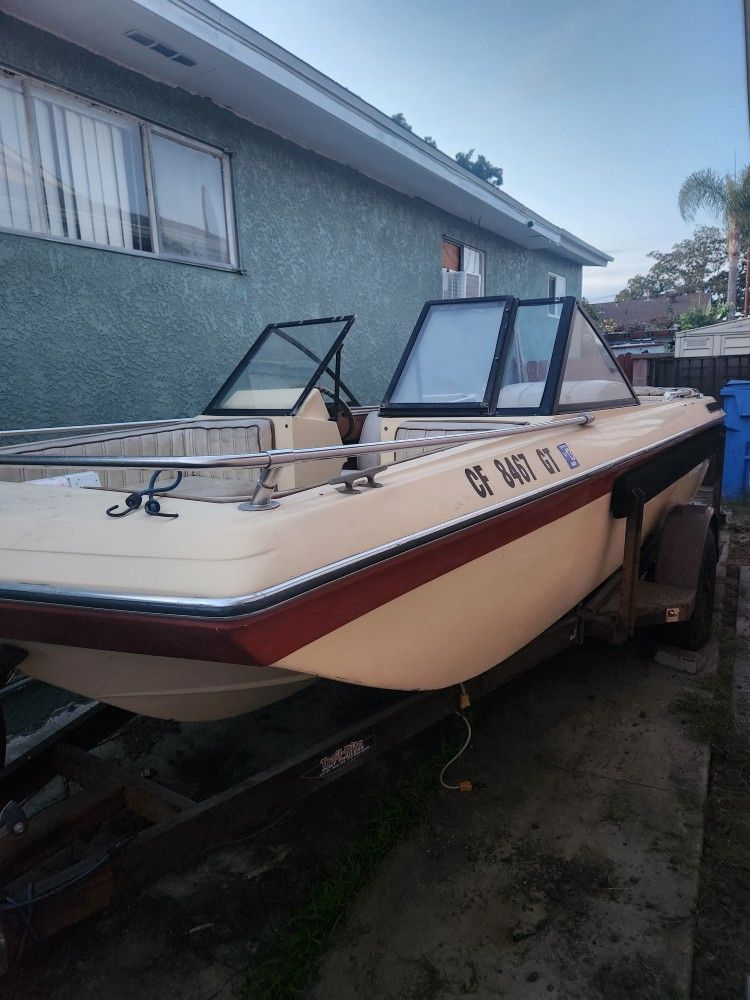 Volvo 170 4 Cycle Motor 1980 Boat