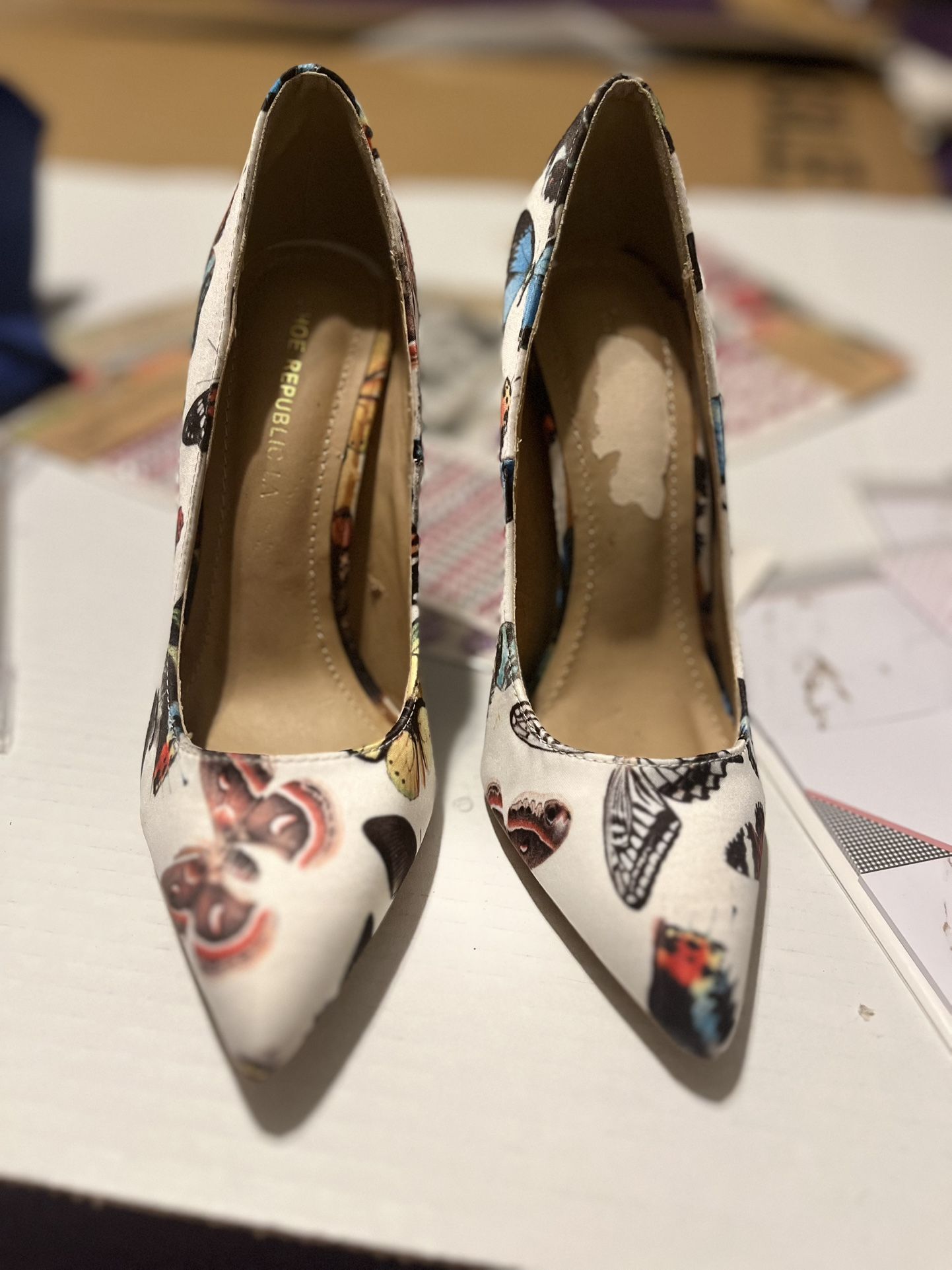 Satin pump heel shoe