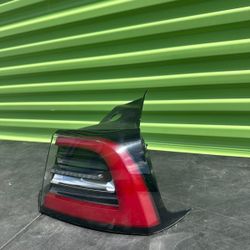 2017-2023 Tesla Model 3 Tail Lamp LED Light Outer Rear RIGTH PASSENGER OEM