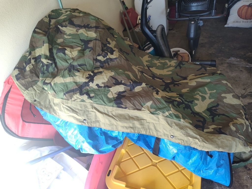 Military Sleeping Bags, Duffle Bag And Cold Weather Jackets