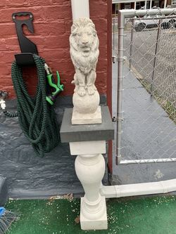 Pedestal with lion set