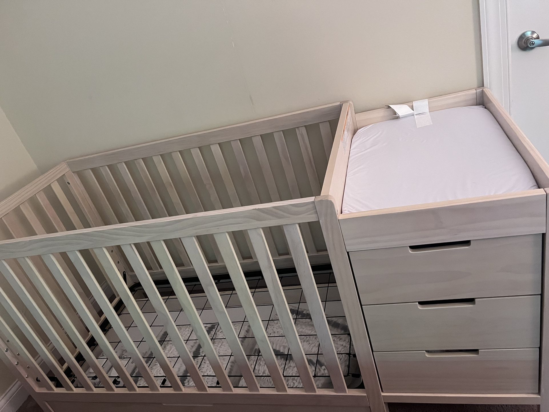 Carters By Davinci Crib / Storage / Changer
