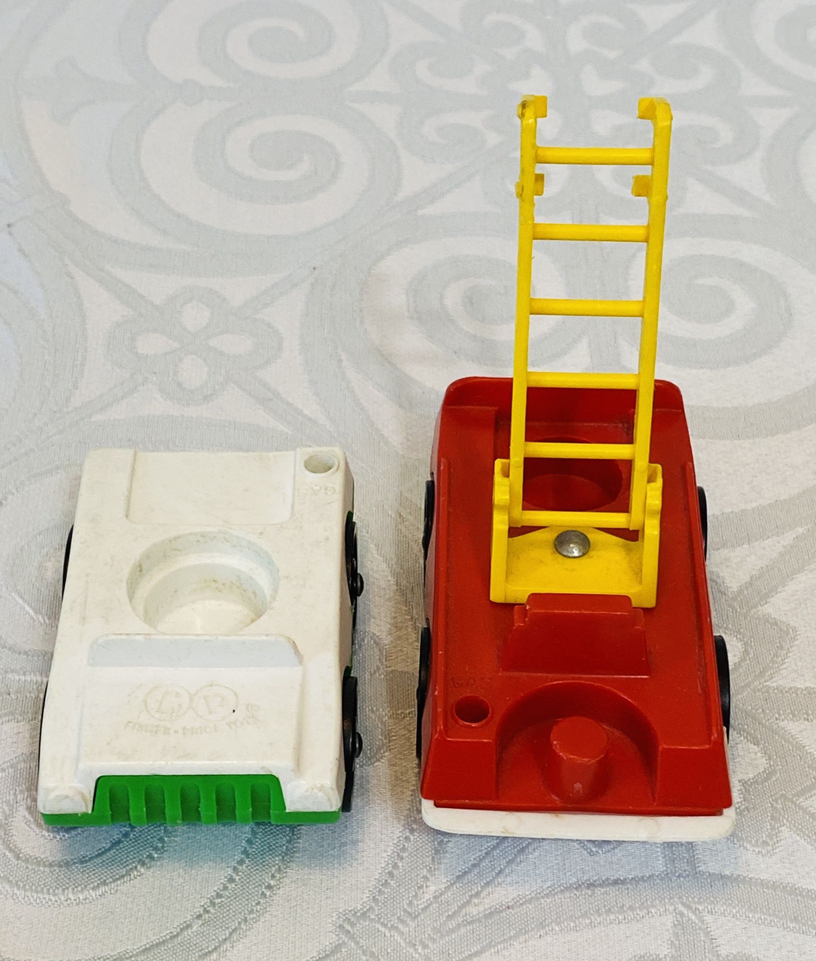 (2) VNTG FISHER PRICE LITTLE PEOPLE VEHICLES: RED FIRE TRUCK W/LADDER +GREEN CAR
