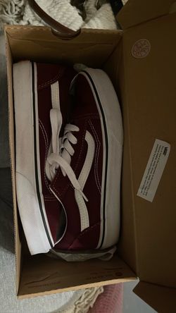Vans Low-Top Sneakers in Burgundy
