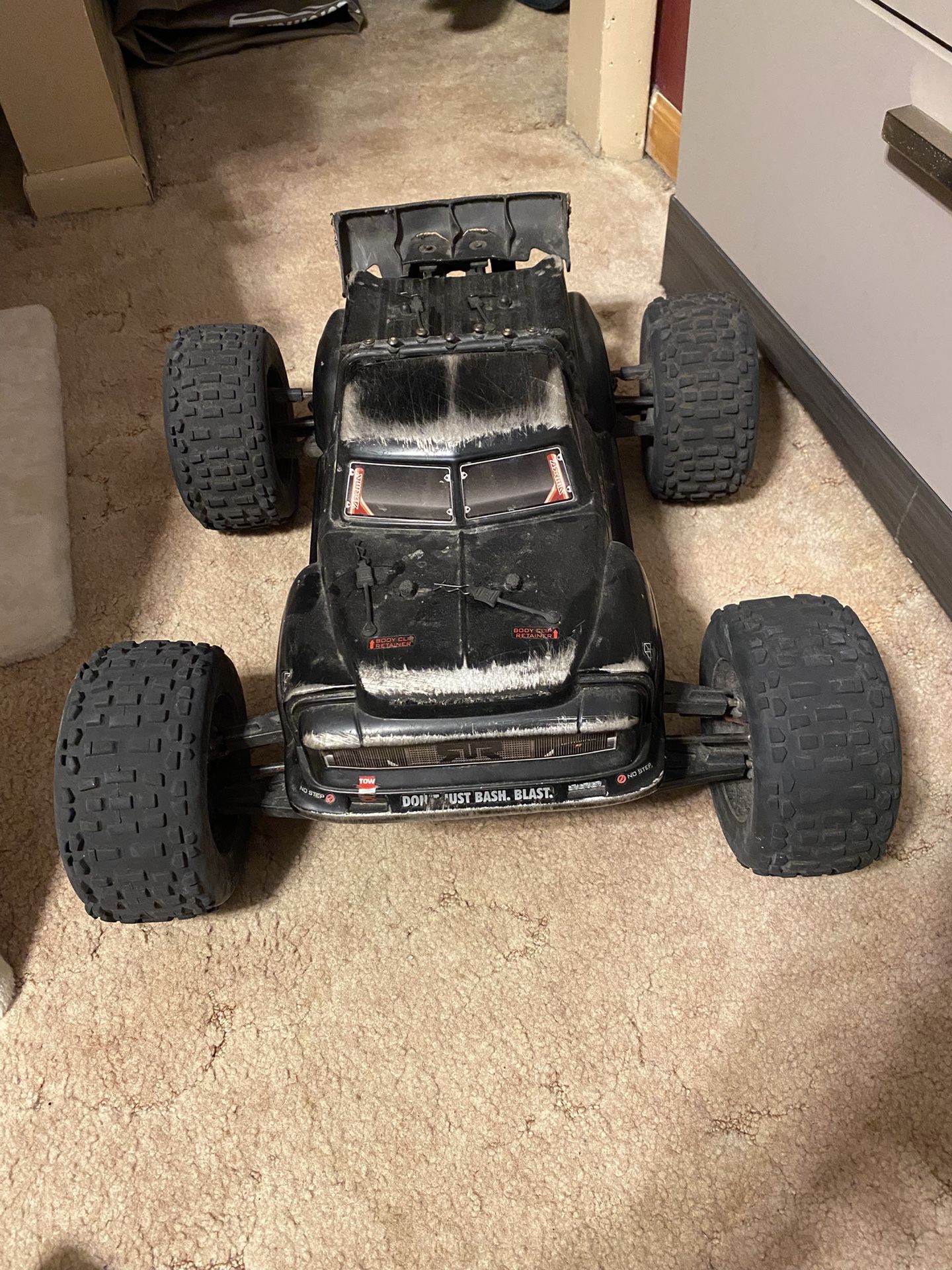 1/8 Scale Arrma Notorious 6s blx