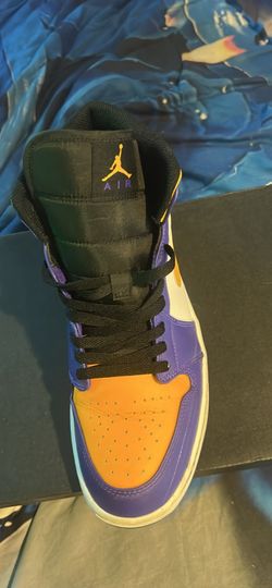 Jordan 1s “lakers”