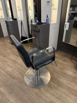 Beauty salón chairs 💺 $100 each