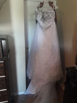 White wedding dress size 16 never use