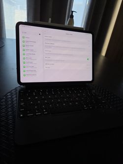 IPAD PRO W/ magic keyboard