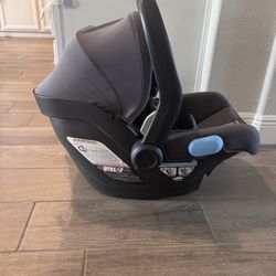 Uppa baby Mesa Base And carseat