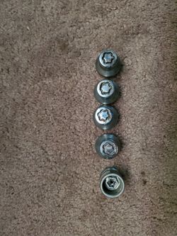 Lock lugnuts with key lug