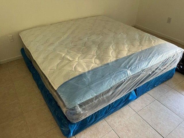 Mattress King size Semi Firm Orthopedic + box spring Gift Totally new 🛏🌟🏠