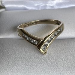 10K Yellow Gold ~1/4CTW Diamond Chevron Channel Set Band Ring Size 7 1/4