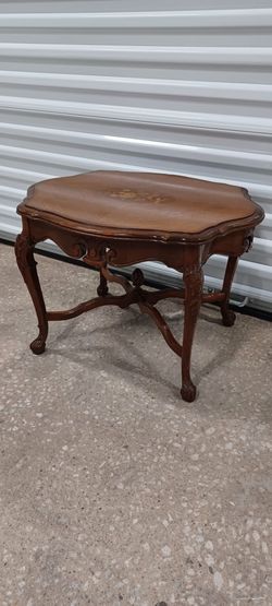 ANTIQUE ACCENT TABLE very Good Condition