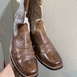 Ariat Women’s Boots  Brown and White Blue Embroidery 9.5 B