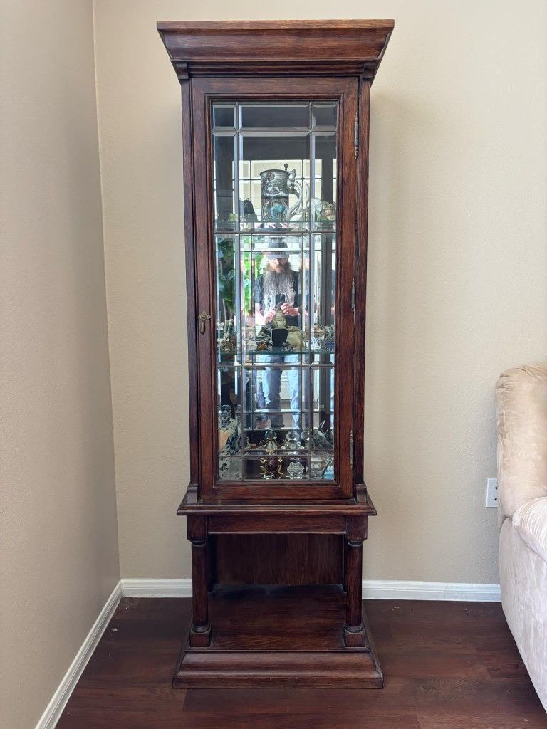 Beautiful Vintage Oak
Wood  Curio Cabinet With Light $150