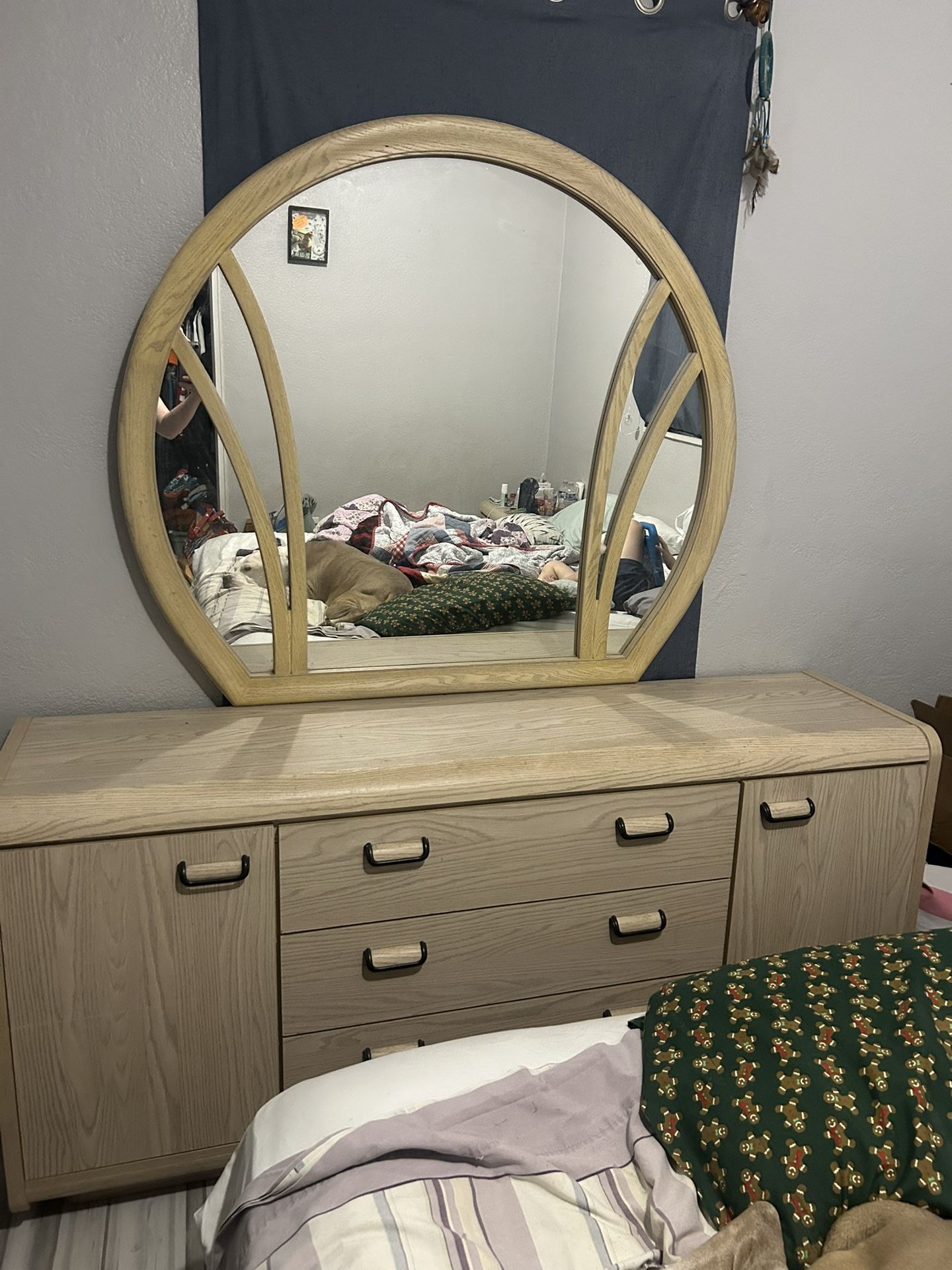 Dresser With Mirror And Drawer