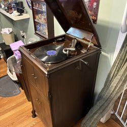 Antique Victrola Talking Machine 1921