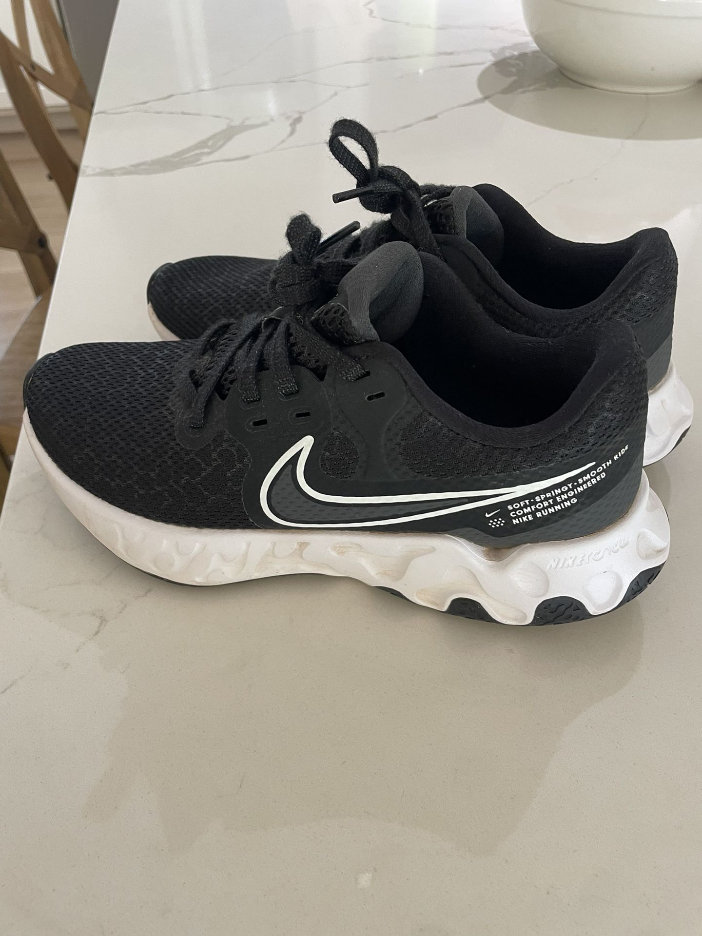 Women’s Nike Sneakers $25 Size 6.5