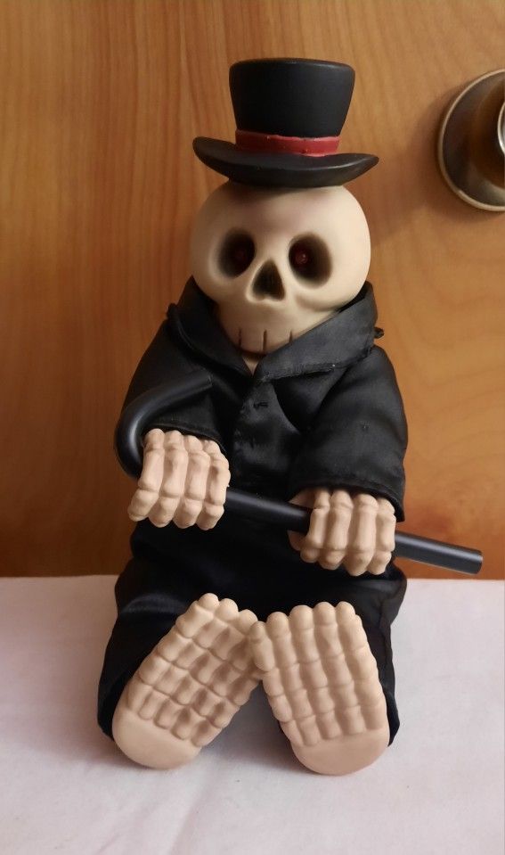 1998 Gemmy Animated Halloween Skelton Figure